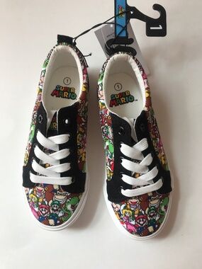 NWT Nintendo Super Mario Brothers Kids Sneakers. Size 1